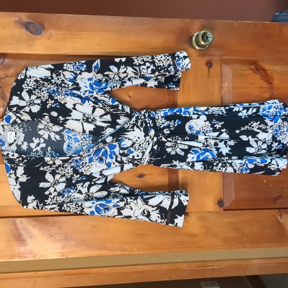 L/XL Linea Donatella warp around robe w/belt and inside tie  stretchy and comfy
